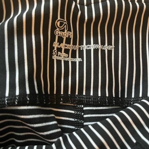 Gap fit blackout leggings - small petite - Picture 2 of 3